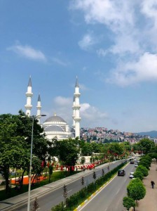 panorama miasta  Zonguldak, na pierwszym planie meczet. Kliknij, aby powiększyć zdjęcie.
